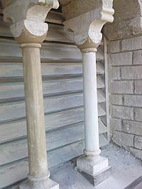 Renovierung-Säulenkapitäle und Säulen der Glockenturmfenster